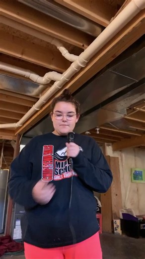 Quirky Duck Covers Indie Hit at Lemonade Stand