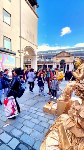 How the Goldman Living Statue works with the Gold Lady to entertain the public. #levitating #art
