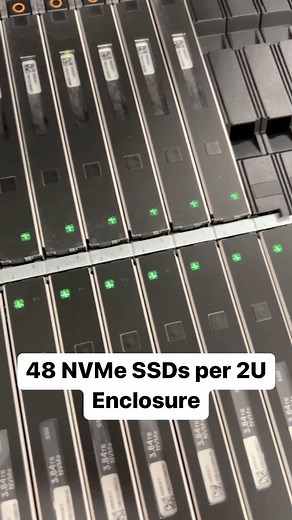 Dell PowerMax Dynamic Media Enclosure. 48 top-loading slots for 2.5” U.2-based NVMe flash drives that are side loaded into the DME slots. The PowerMax 2500 can scale up to two node pairs and two DMEs, while the PowerMax 8500 can scale up to eight node pairs and up to eight DMEs. #dell #delltechnologies #mainframe #storage #datacenter #computers | StorageReview