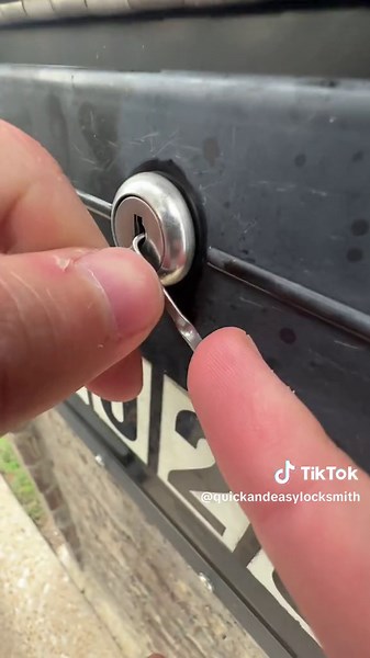 Picking mailboxes with one hand 👀. #locksmith #foryou #quickandeasylocksmith #howto #texas #locksmithnearme #fyppppppppppppppppppppppp #breakingnews #locksmithing #dfw #locksmithlife