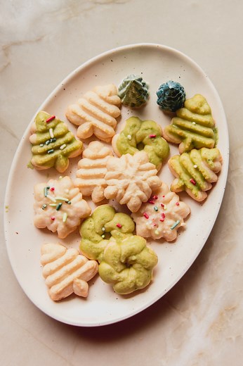 These gluten-free spritz cookies are perfectly buttery, light, and simple to make! They’re gluten free, dairy free AND egg free Made with ingredients like… ❤️coconut flour 💚arrowroot starch ❤️gelatin 💚palm shortening ❤️maple syrup 💚toppings like coconut butter & sprinkles | Unbound Wellness