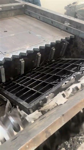 The 1000-type single-shaft shredder has a good shredding effect on iron and plastic#Single