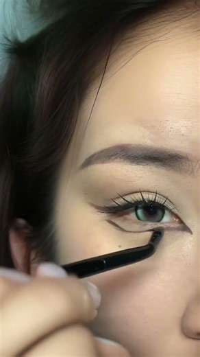 Title:Perfect Sharp Wing Eyeliner in 10 Seconds 😍 | Easy Eyeliner Hack#WingedEyeliner #MakeupTips #