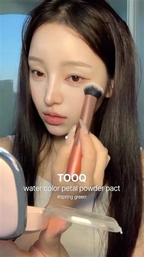 kend 켄드 on Instagram: "NMIXX JIWOO MAKEUP 🖤 정보 🖤 @goodal_official vita-c dark spot care cream @tooq.official transparent color correcting base 01 @healus_official concealer palette 21 @odid.official artist hair concealer palette @etudeofficial contour powder 03 @2an_official better me eye palette 11 @killit_cosmetics pencil eyeliner #03 @lilybyred_official survival penliner natural 02 @coringco_official toktokhara no glue pure @clio_official kill lash superproof mascara 01 @bbia.official eau s