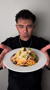 Spaghetti con il tonno 🍝 Ricorda: mai portare una pasta con il tonno a Juli senza il parmigiano! 🧑🏻‍🍳😂🤍 📝 Ingredienti ▫️Spaghetti, 400 gr; ▫️Capperi, un cucchiaio; ▫️Olive taggiasche, un cucchiaio; ▫️Olio extravergine di oliva, q.b.; ▫️Aglio, due spicchi; ▫️Peperoncino secco o fresco, q.b.; ▫️Tonno in scatola, 250 gr; ▫️Prezzemolo fresco, q.b.; ▫️Parmiggiano grattugiato, q.b.; ▫️Passata di pomodoro (se versione rossa), 200 gr; 🧑🏻‍🍳 Procedimento ▫️Calare la pasta in abbondante acqua a b