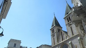 Mnogi će reći - što smo tražili, to smo i dobili. Poslije nestabilnog proljeća, stiglo je, čini se nikad toplije ljeto. Stoga, šta jesti, šta piti, kako se rashladiti, a kako zaštititi, gledamo u sljedećoj priči. | NOVA BH