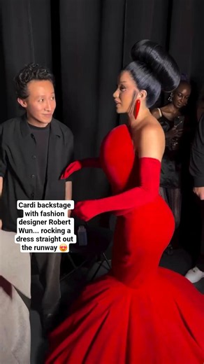 Cardi backstage with fashion designer Robert Wun... rocking a dress straight out the runway 😍