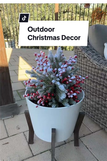 It couldn’t be easier. These pretty outdoor Christmas decorations add a nice pop of festive holiday cheer to your outdoor decor. #outdoordecor #christmasdecor #christmasdecorating #tiktokshopblackfriday #bfcm