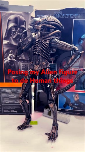 Xenomorph Doing Human Things 😂 #Xenomorph #Alien #Shorts #actionfigures #toyphotography #stopmotion