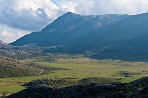 Fly above Mount Psiloritis (vid) - ProtoThema English