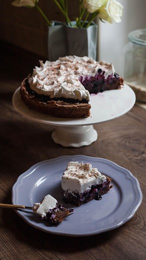 Julia Radojević on Instagram: "Bobanova torta💜 Jedna je od onih torti za koju mi je krivo što je ranije nisam pravila. Kakva kombinacija i kakav ukus! Nema brašna ni glutena, vrlo je lagana i teško se zaustaviš na jednom parčetu🙈 Totalno me oduševila! P.S. Ne morate imati ni gotov džem jer ga možete napraviti i sami od zaleđenih borovnica i @dr.oetker_srbija džemfiksa🙌🏻 Za džem: - 400g zaleđenih borovnica (odlediti ih prethodno) - 10g Dr. Oetker džemfiksa super 3:1 - 120g šećera Za koricu: 