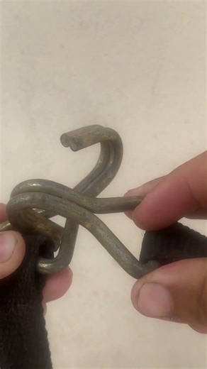 The trick to secure a strap the right wayRock-solid hold, no slip#SafetyTip #StrapLock #SecureLoad