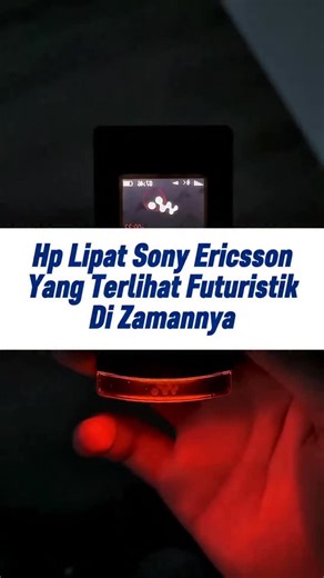 Jejak Teknologi on Instagram: "Anak tongkrongan tahun 2008 pasti tau HP ini. Sony Ericsson W980 bukan cuma sekedar hape, tapi simbol status anak muda keren. Dengan memori internal 8GB, shake control buat ganti lagu, dan kualitas audio setara CD player. Siapa pun yang punya ini dulu pasti jadi pusat perhatian. Masih ada yang pernah pegang W980? . Source : DM"