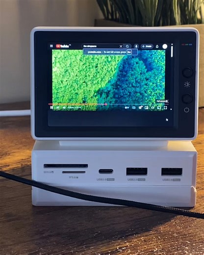 This tiny TV could be the perfect desk companion 📺🤩 | UNILAD Tech