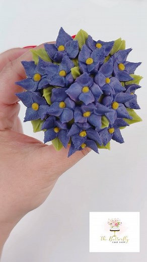 Pretty hydrangea style cupcake using the GG 55 tip. Happy Friday x #buttercreamdream #cakemasters #cupcakeartist #cupcakeinspo #caketutorial #pipingtips #ediblebouquet #edibleroses #floristandflowers #caketutorials #cupcakeinspo #cupcakeartist #cupcakeart #cupcakelove #customcupcakes #americanbuttercream #flowercupcakes #bakingreels #reelife #cupcakereels #cakedecoratingreel #cakereel #cakereels #buttercreampetals #buttercreamflower #cakeflower #flowercakes #handmadeflowers #pipingreels #butterc