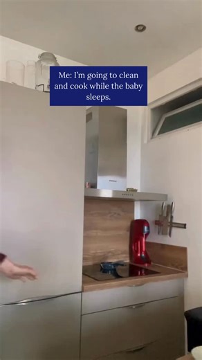 Cyrielle Dailly | Baby Toddler Sleep Specialist on Instagram: "😵‍♀️ “I’m going to get things done during their nap.” Spoiler: 10 minutes. Timed. Just enough time to start a load of laundry, take out the vegetables, and… 👉 baby is already awake. Welcome to the wonderful world of micro-naps. The kind that leave you: ❌ frustrated ❌ exhausted ❌ with a half-clean kitchen and a grumpy baby. And no, this isn’t “just a phase.” Very often, behind these lightning naps, there are two vicious cycles: 🔁 O