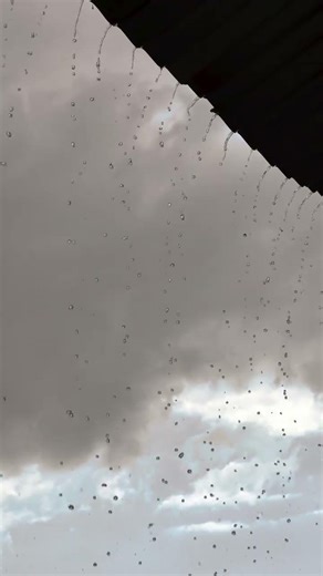 Tetesan air hujan menghadirkan ketenangan #shorts #rain #relaxing