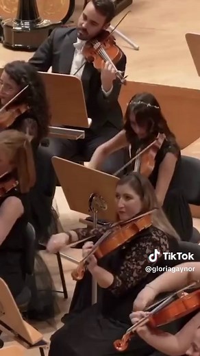 De @Silvia Sanz Torre … Hay canciones que no solo suenan… se convierten en actitud. “I Will Survive” es una de ellas. Y llevarla al universo sinfónico ha sido un diálogo precioso entre energía disco y arquitectura orquestal. Con la Orquesta Metropolitana de Madrid y el Coro Talía en el escenario del Auditorio Nacional de Música, y el talento creativo de @alevivasmusic en el arreglo, exploramos nuevas capas, nuevos colores, nuevas respiraciones. No es solo reinterpretar un éxito: es descubrir qué