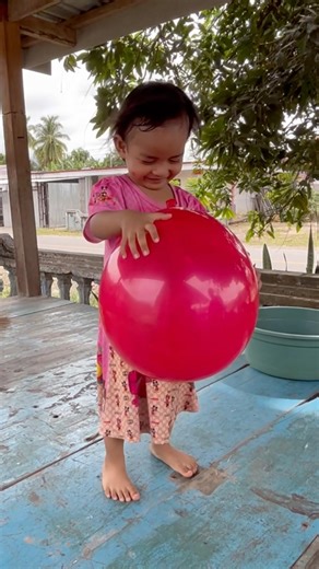 Meniup Balon dan Meletuskan Balon bersama Mutiah , Areta dan Fatimah #balon #balonkuadalima #funny