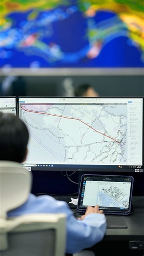 Behind every flight, someone is already reading the sky. From flight planning to weather checks and route monitoring, flight dispatchers work through countless variables to ensure a safe departure. | Korean Air