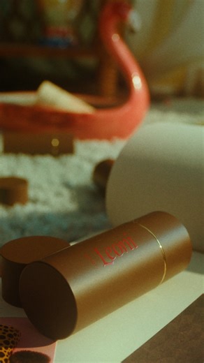 Leoni per me on Instagram: "O Clube da Leoni Beauty já está disponível no site 💘 Aqui, a beleza é do seu jeito 🏠🎀✨ Aproveite e use o cupom CLUBELEONI Direção criatiava: @leoniperme @ninamaia__ Produção: @kaoritonouti Direção e Still: @tauanasofia Dop: @daniloros.a Assistente de câmera: @laistx Direção de arte: @majmajuu Contrarregra: @arlindo.gt Cenotécnico: @ederchapola Beleza: @ruby.sette @nathaly.jpg Modelo: @giullia @carolmatsubara @iamtiddy @cjloopes @jaaycharles @soniaelidnei Catering: 