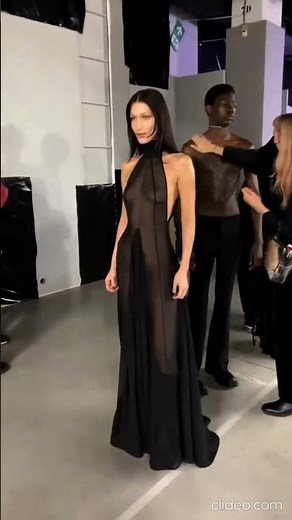 La robe transparente de Bella Hadid [ SO PROVOCATIVE ]