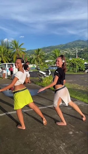 @Matatini.Mou14 🤭 toujourss laaaa, meme quand t’es à Hawaii #pourtoi #dance #fyp #aratoa