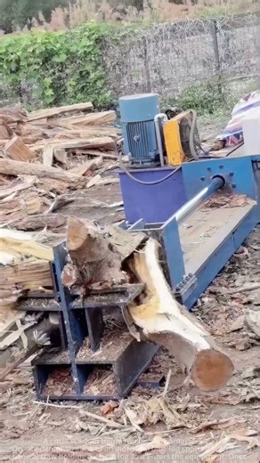 Industrial Log Splitter Scene: The Stunning Process from Whole Log to Wood Chips! 说明2
