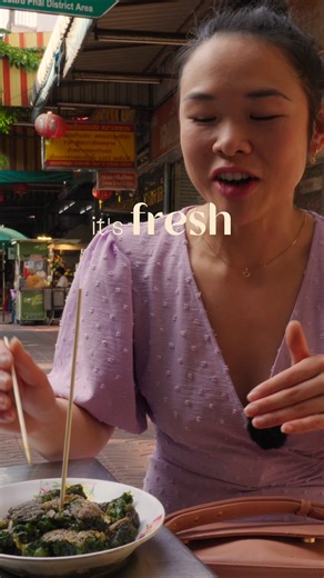 Thai Streetfood: Crispy Chewy Chive Cakes By @wendythefoodscientist I'm on a mission to find the best street food Thailand has to offer. Not only am I here to enjoy food, but to learn what makes the dishes special. Kicking off with a classic: chive cake. Chive cakes truly hit different because of one thing: they're crispy AND chewy. Not one or the other, but both. Here's the food science: The cakes are made with chives, rice flour and tapioca. First it is steamed to gelatinise the starches, whic