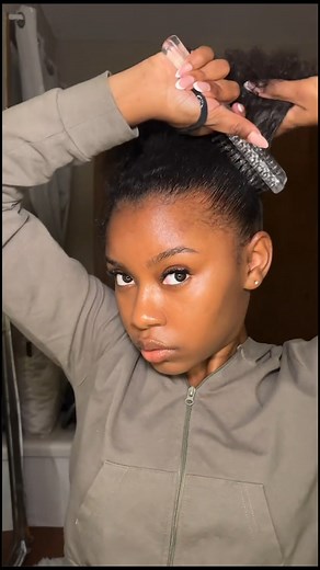 Cute Drawstring ponytail Hairstyles 😍 . . Find the ponytail that can be styled just like your own hair on our website (link in bio) 👆🏽 If you are not sure which texture works with your hair, feel free to DM us some pics for suggestions 🥰 . . #betterlength #drawstringponytail #highpuff | Betterlength
