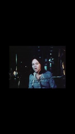 "La Canción que Revolucionó el Sonido: 'I'm Not in Love' de 10cc" 1975 fue un año bastante movido en los estudios de grabación Británicos en lo que respecta a la experimentación y tecnología especialmente por las mesas de mezclas de veinticuatro pistas de la cual nació este clásico imborrable de la música (el otro más ni menos fué Bohemian Rhapsody) "I'm Not in Love" es una de las canciones más emblemáticas de la banda británica 10cc, lanzada en 1975 como sencillo de su álbum "The Original Sound