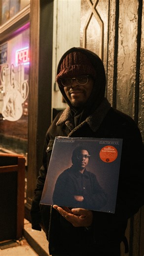 Stones Throw Japan/Asia on Instagram: "@djharrisonrva DJハリソン - New single “It’s All Love” ft. Yazmin Lacey 🌿 from the new album ElectroSoul — out 1/23, this Friday on #StonesThrow. グラミー賞ノミネートを誇るマルチ奏者／プロデューサー、DJ Harrisonによる新作アルバム『ElectroSoul』が、1月23日（金）にリリース。先駆けて、UKのソウル／ジャズ・シンガーYazmin Laceyを迎えた先行シングル「It’s All Love」の配信がスタートした。 『ElectroSoul』は、予期せぬ入院という人生の転機を経て、彼が“もう一度音楽と向き合う”ことから始まった、ヒーリングと再生の物語を描く。DJ Harrisonは退院後すぐに自宅兼スタジオ〈Jellowstone〉へ戻り、音を鳴らすこと自体が回復のプロセスとなった。 そうして生まれた楽曲たちは、ローファイ・ヒップホップ、ジャズ、ファンク、