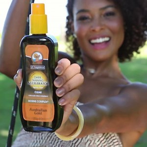 O Accelerator é perfeito para quem 🧡 pele bronzeada. Para garantir um bronzeado saudável ele deve ser usado antes do protetor. Quer mais uma dica gold? Use o Accelerator de 3 a 5 dias antes de ir a praia, assim ele já começa a estimular a pele e age muito mais rápido. #FeelingGold #PraCegoVer: o vídeo mostra uma mulher sorridente em um balanço segurando uma embalagem de Dark Tanning Accelerator. Fim da descrição. | Australian Gold Brasil