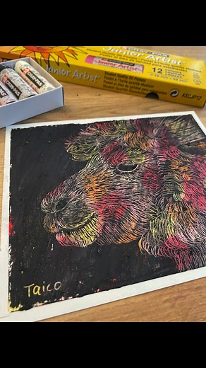 "Expressing Fur Texture with Scratch Art!" 🦙🐑 Product used: Craypas Junior Artists 【Comment by the Artist @】 I think that depending on the color combination used at the beginning, a completely new animal form is born, which makes it a very interesting art form! By adjusting the length and direction of the lines while scratching, I believe the expression of fur texture can be very varied. As for the art supplies, I really love the thickness of these crayons—they're great for coloring large area