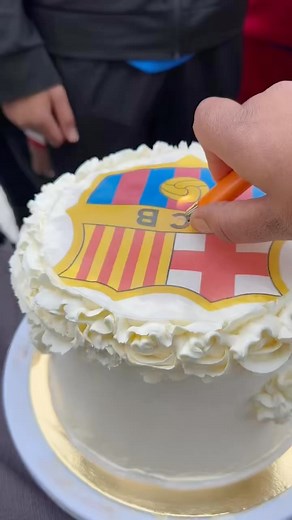 Actu Foot on Instagram: "Un supporter du Real Madrid s’est amusé à faire un gâteau qui dévoile le logo des Merengue lorsque tu brules celui du Barca. 藍"