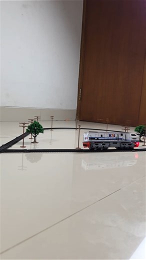 Miniatur Kereta Api CC 203 ngebut lewati polisi tidur berakhir anjlok #miniaturkeretaapi #shorts