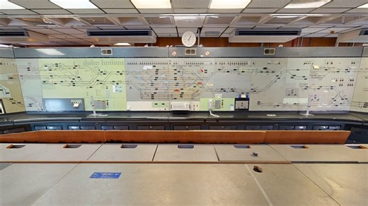 🚥 Take a virtual tour of one of our most impressive signal boxes ... Step inside Birmingham’s decommissioned Birmingham New Street Power Box a year after it signalled its last trains: 👉 https://www.networkrailmediacentre.co.uk/news/virtual-reality-keeps-birminghams-iconic-power-signal-box-alive #WaybackWednesday #RailHeritage #RailHistory | Network Rail