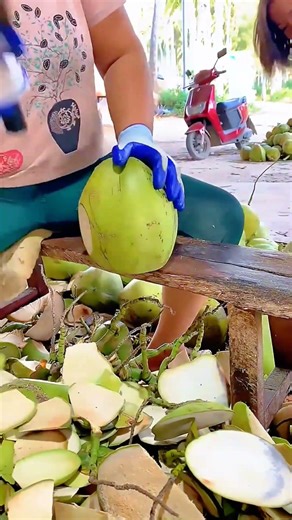 Merapikan buah kelapa muda sebelum dijual kembali