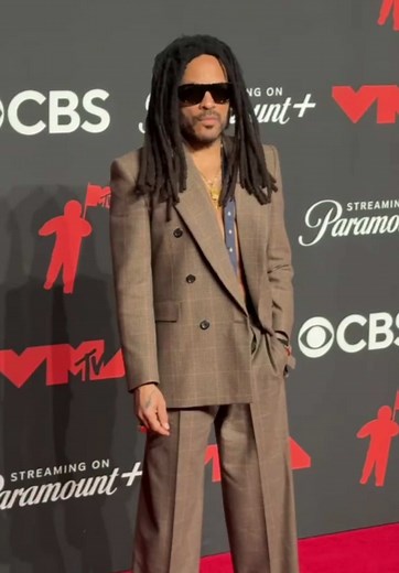 Lenny Kravitz Shines at the VMAs 2025