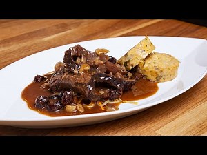 Schulterscherzel mit Semmel-Topfenknödel & Schmor-Saft
