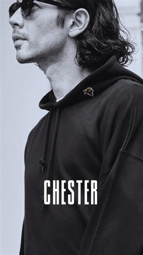 chester official on Instagram: "Chester. pullover parker - Kate - Size:M•L•XL ブランドを象徴する「バラ」のグラフィックを背中に大胆に配した、唯一無二のプルオーバーパーカーが登場。 フロントには控えめな白刺繍の“Chester”ロゴを配置し、あくまでシンプルに。 対してバックには、Tattooアーティストが一から描き上げた“水彩画風のバラ”を大判プリントで落とし込み、静けさの中に確かな存在感を放つデザインに仕上げました。 今秋からCAMBIO @cambio_style 様 にて取り扱いがスタート🌹 2025.11.04 AM9:00迄 ポイント10倍でご予約いただけます✨ 以下URLからCheck！ ↓ https://www.cambio.co.jp/f/search?q=chester&g=n またZOZOTOWNからもご予約いただけます✨ 以下URLをCheck！ ↓ https://zozo.jp/sp/men-brand/chester/ #chester #chesterstyle #fashi
