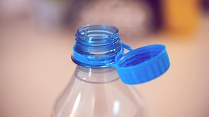 Nerviger Flaschendeckel? Dieser einfache Trick hilft in 2 Sekunden