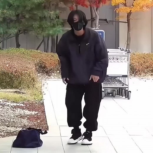 Can i kiss your muscles too?#jungkook #kpopfyp #fyp #bts #jikook