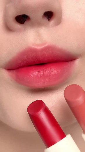 ombre lips inspo using velvet matte lipstick, nude base with a little bit of red hint in the middle 💕 #focallurebeauty #focallurebeautyshow #velvetmattelipstick #lipstickviral #ombrelips
