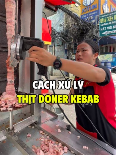 Cách xử lý cây thịt nướng doner kebab trước khi thoa bánh mì