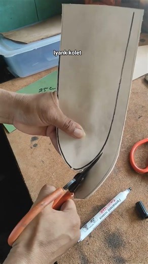 cutting leather after pattern making #knifesheath #woodworking #medievalblacksmith