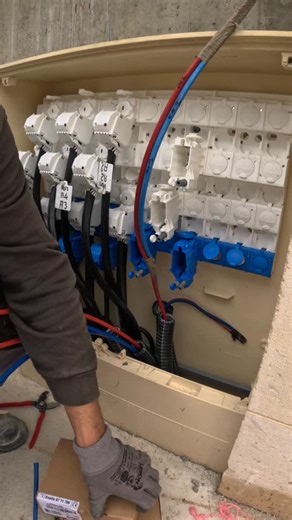 autonomie electricité on Instagram: "Bonjour les amis ! Découvrez comment raccorder un coffret REMBT selon la norme NFC 14-100. Suivez chaque étape pour une installation réussie ! #électricité #bricolage #normeNFC14100 #coffretREMBT #installationElectrique #electricien"