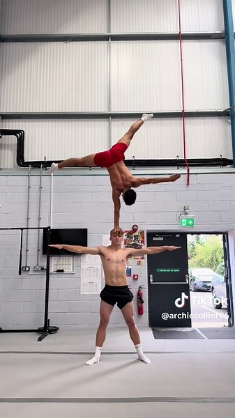 Light work 😮‍💨 #strenght #balance #skill #muscle #acro #Skill #circus