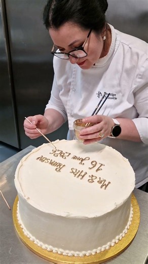 The Art of Wedding Cakes: Painting Gold Lettering by Hand 🎨💍 #londoncakedesigner