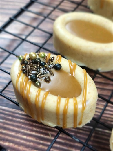 Gâteaux au chocolat blanc sans cuisson 🍫✨ Une recette rapide et ultra gourmande, parfaite pour l’aïd ou quand on veut un dessert facile sans four ! Texture fondante, goût intense de chocolat blanc et un mélange de cacahuètes ou d’amandes qui apporte du croquant… impossible de s’arrêter à un seul 😋 Ingrédients : 400 g chocolat blanc 150 g cacahuètes ou amandes grillées et moulues 50 g biscuit moulus 50 g beurre de cacahuète (ou purée d’amandes) 25 g huile Mélanger tous les ingrédients, mettre d